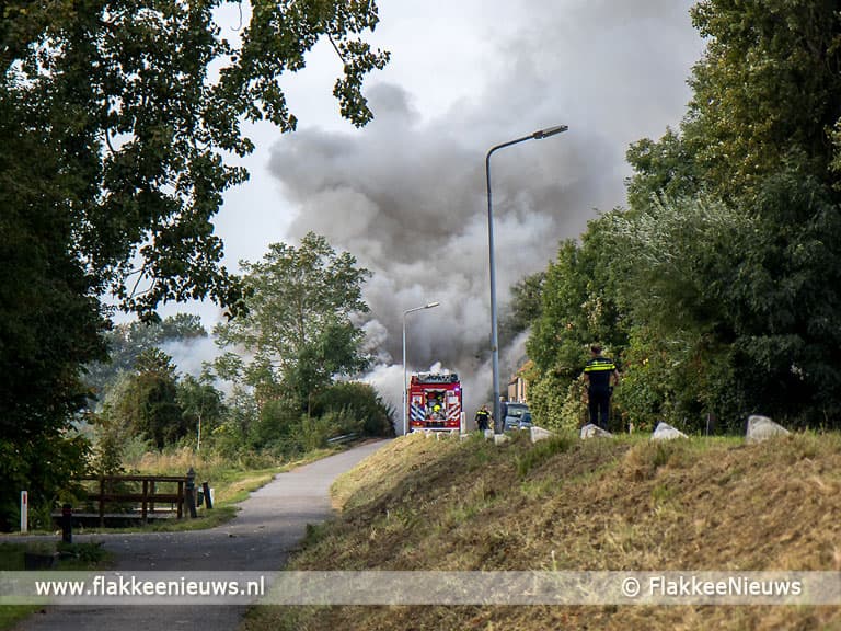 Middelbrand aan de Molendijk in Melissant