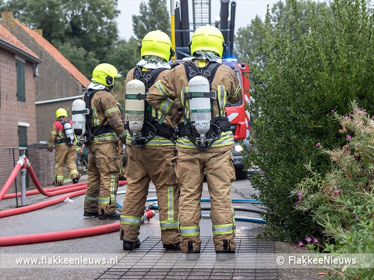Middelbrand aan de Molendijk in Melissant