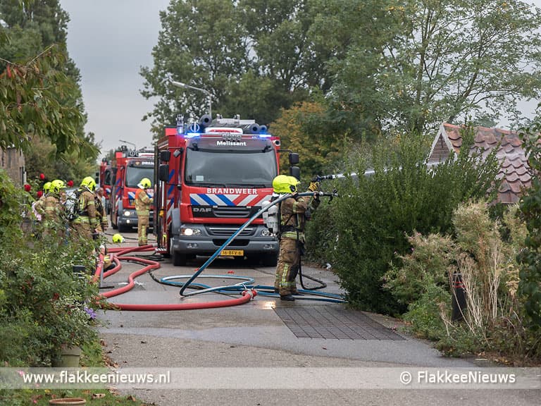 Middelbrand aan de Molendijk in Melissant