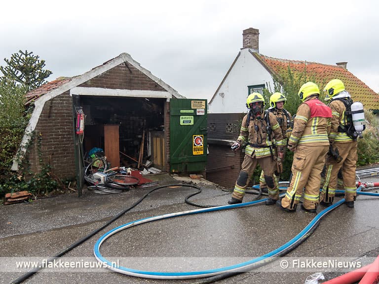Middelbrand aan de Molendijk in Melissant