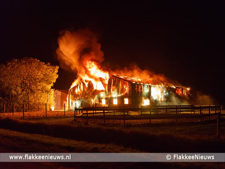 Zeer grote brand in paardenschuur Sommelsdijk