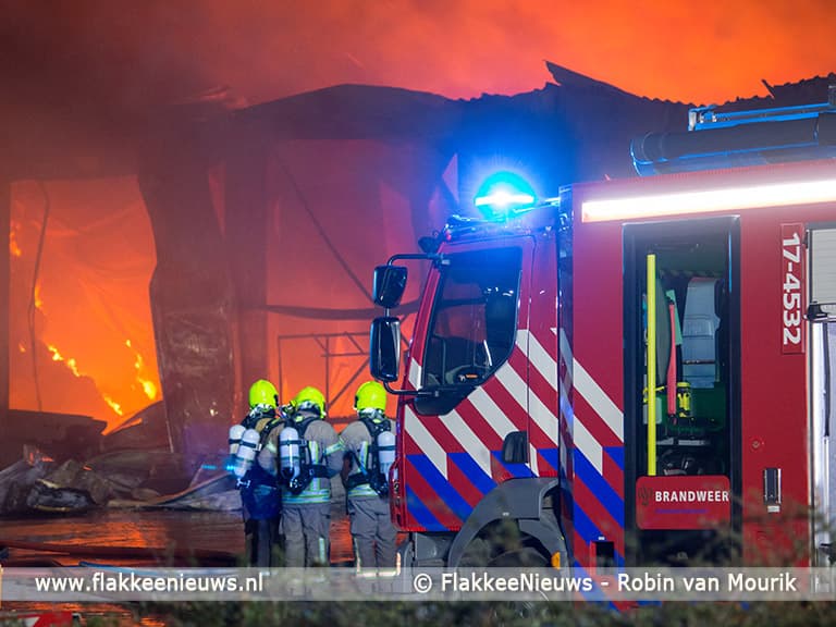 Zeer grote brand in paardenschuur Sommelsdijk
