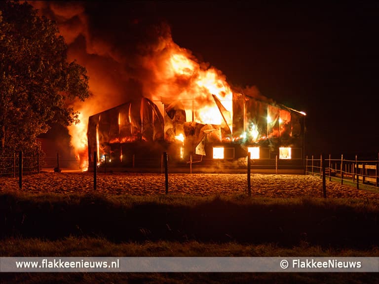 Zeer grote brand in paardenschuur Sommelsdijk