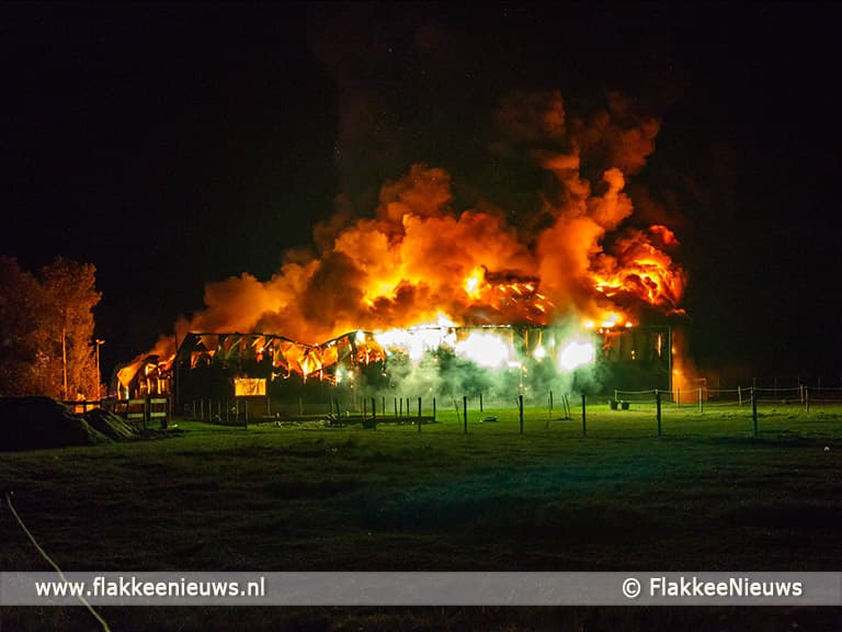Zeer grote brand in paardenschuur Sommelsdijk
