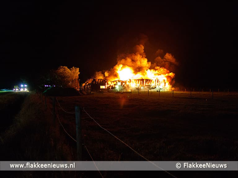 Zeer grote brand in paardenschuur Sommelsdijk