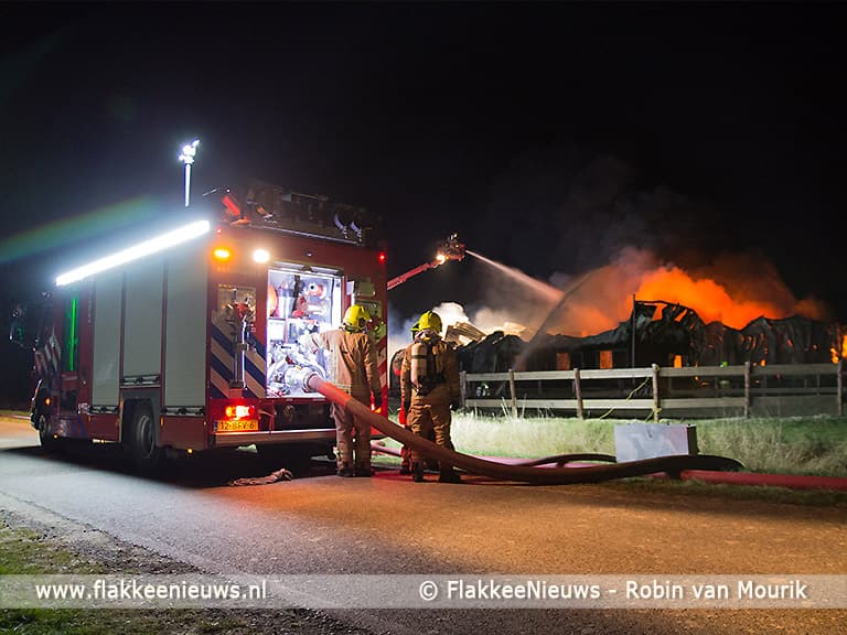 Zeer grote brand in paardenschuur Sommelsdijk
