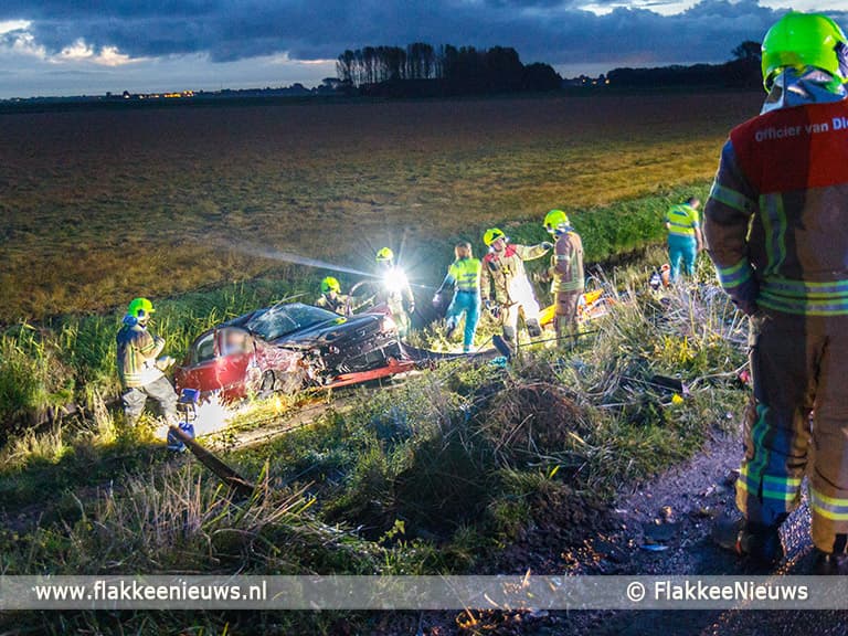Auto van de dijk in polder bij Dirksland