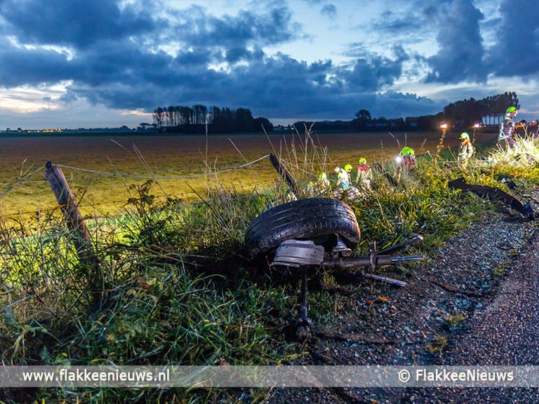 Auto van de dijk in polder bij Dirksland
