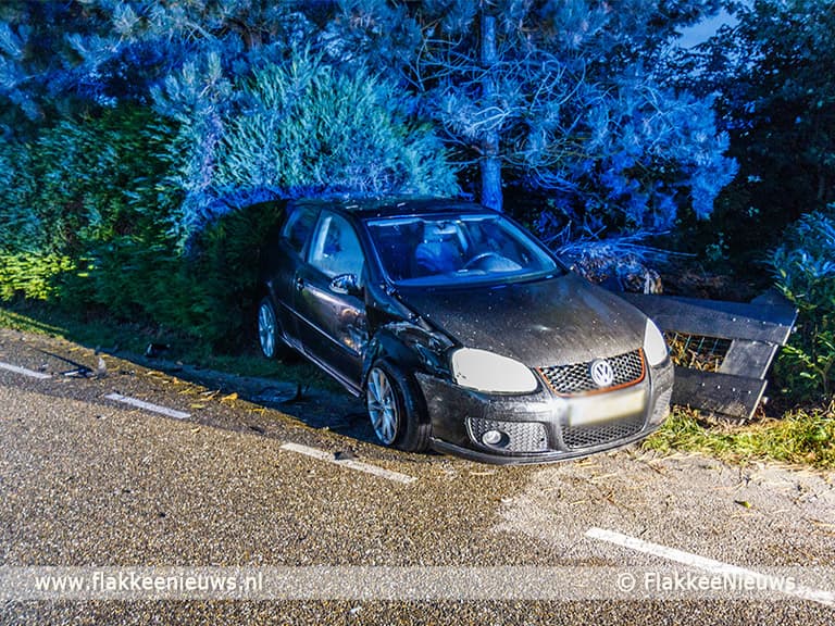 Auto van de dijk in polder bij Dirksland
