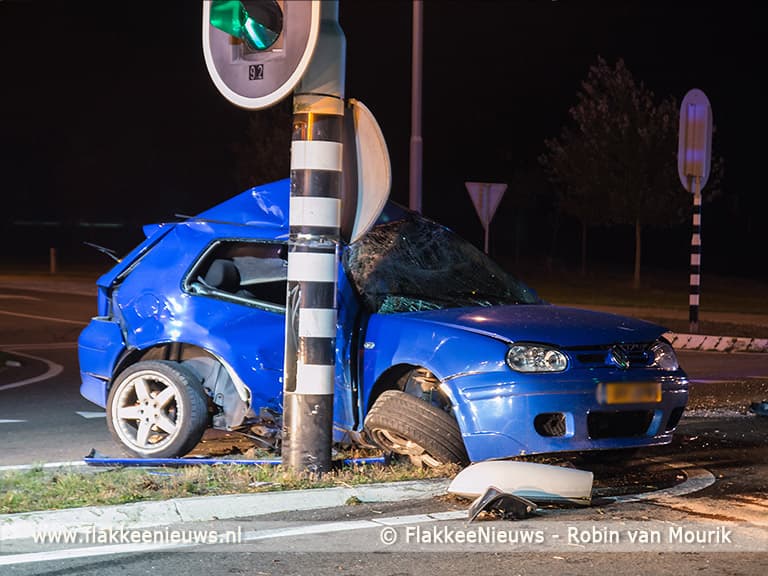 Auto vouwt om verkeerslicht op N59