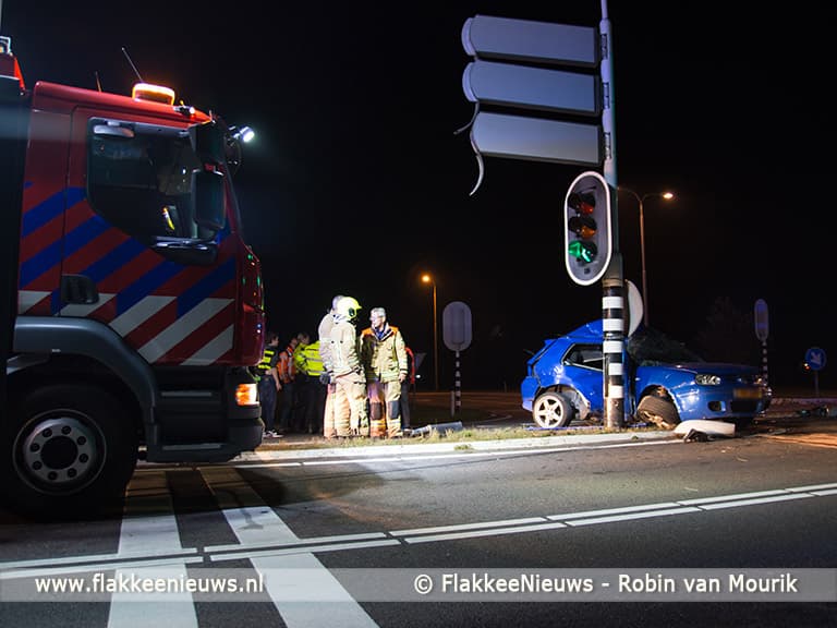 Auto vouwt om verkeerslicht op N59