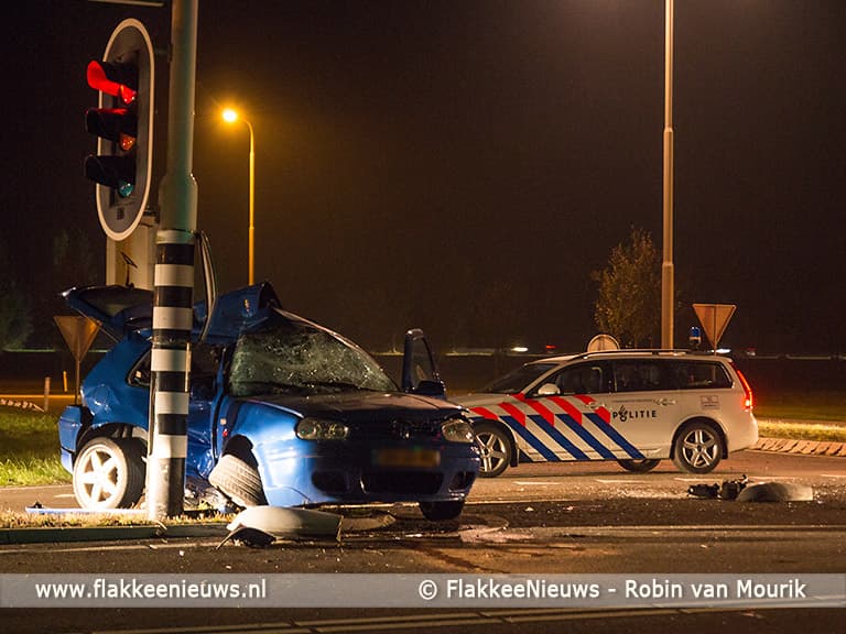 Auto vouwt om verkeerslicht op N59