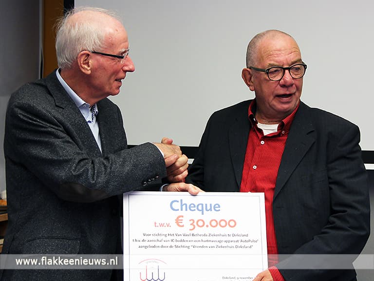 Cheque voor twee IC-bedden en een hartmassage-apparaat