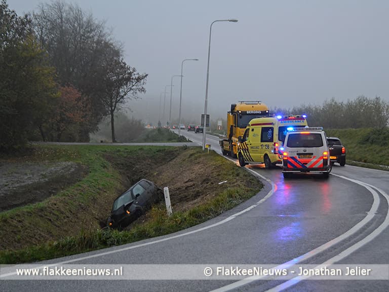 Auto in de sloot door grind op de weg