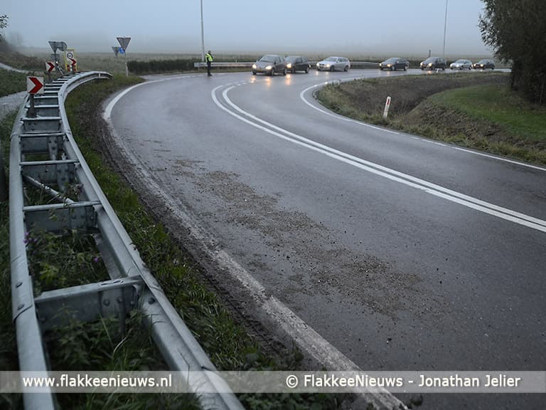 Auto in de sloot door grind op de weg