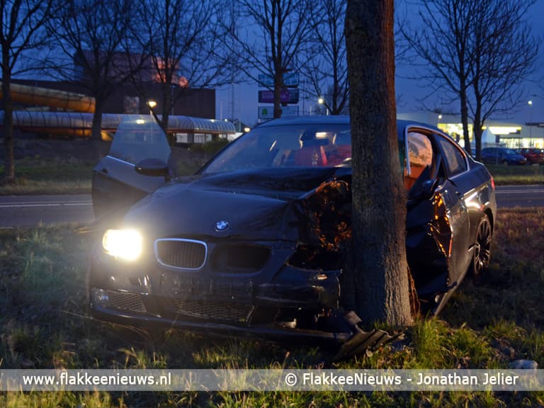 Auto tegen boom nabij Sommelsdijk