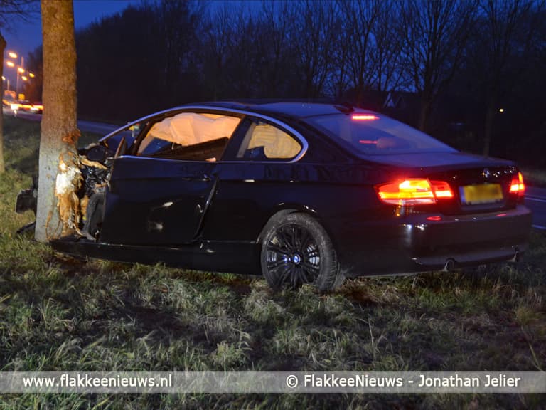 Auto tegen boom nabij Sommelsdijk
