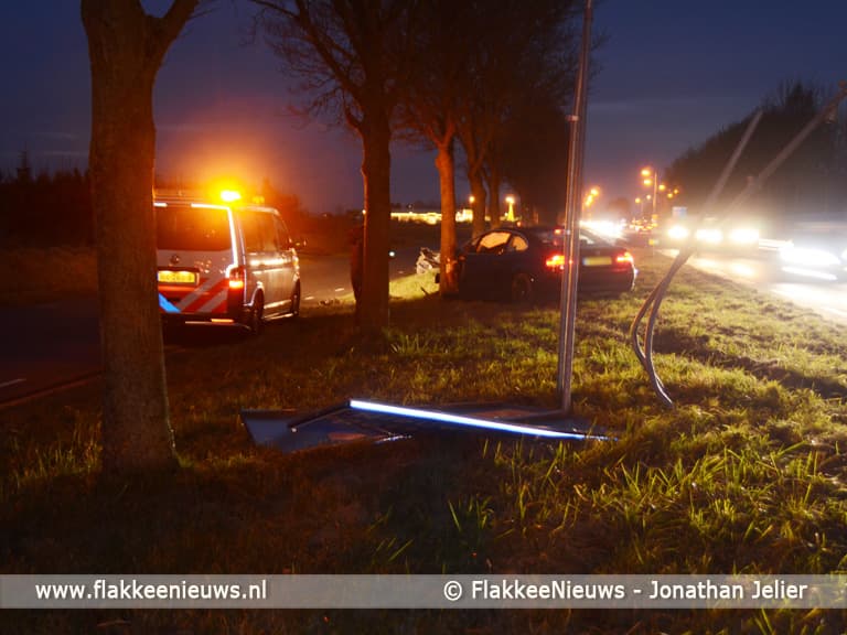 Auto tegen boom nabij Sommelsdijk