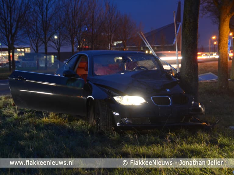 Auto tegen boom nabij Sommelsdijk