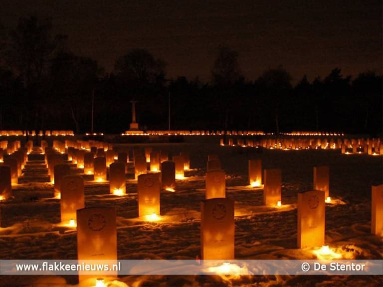 Lichtjes op oorlogsgraven op Goeree-Overflakkee
