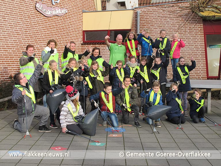 Wethouder in de schoolbanken voor gastles (zwerf)afval