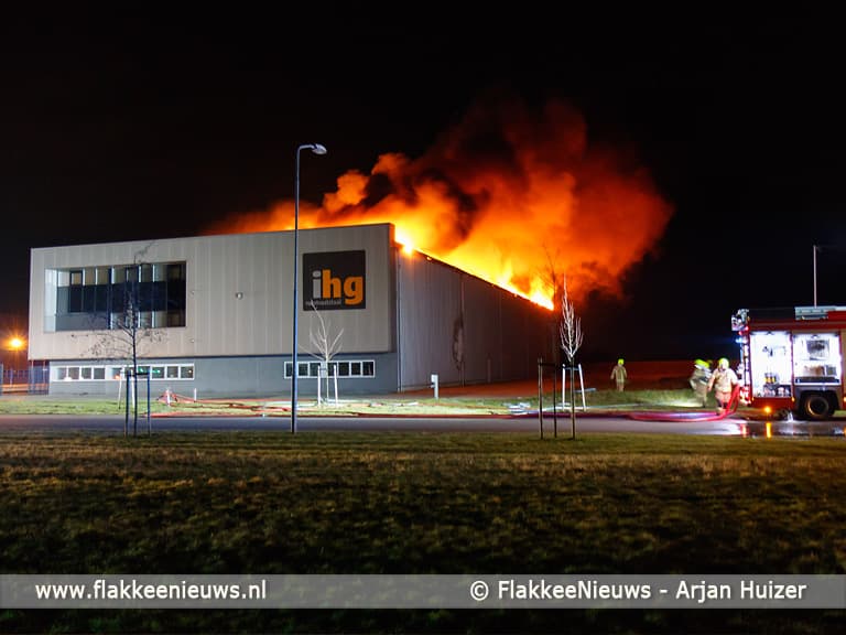 Uitslaande brand bij Oude-Tonge verwoest loods