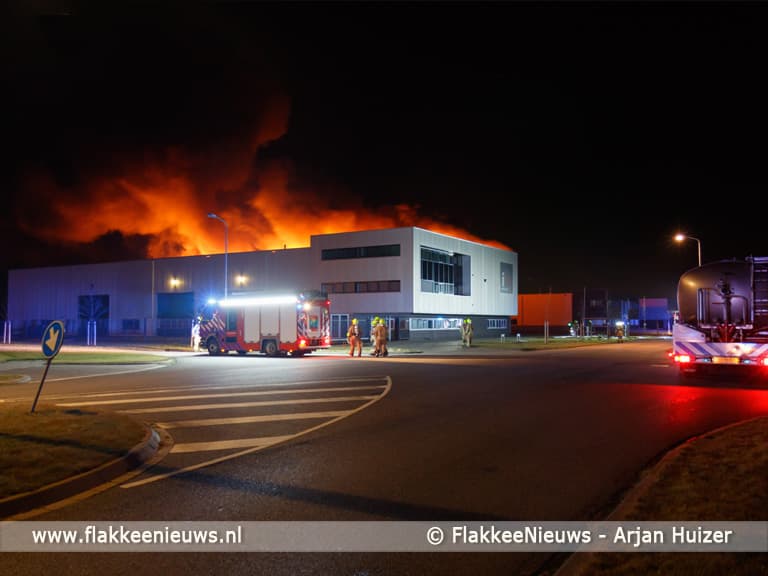 Uitslaande brand bij Oude-Tonge verwoest loods