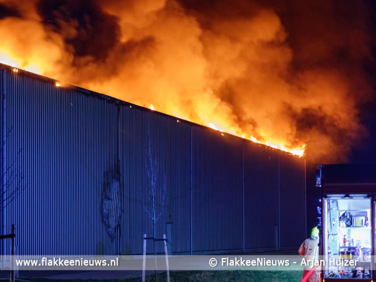 Uitslaande brand bij Oude-Tonge verwoest loods