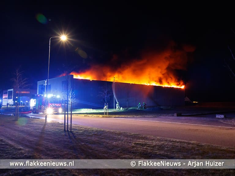 Uitslaande brand bij Oude-Tonge verwoest loods