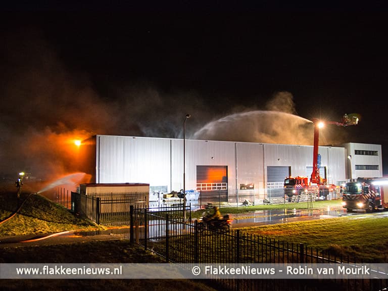 Uitslaande brand bij Oude-Tonge verwoest loods