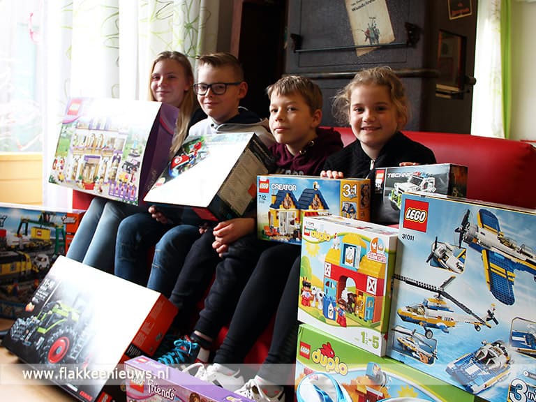 Kinderen uit Melissant geven LEGO aan kinderafdeling
