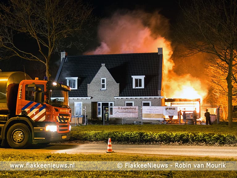 Grote brand bij huis in aanbouw