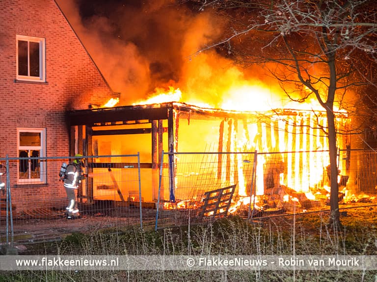 Grote brand bij huis in aanbouw
