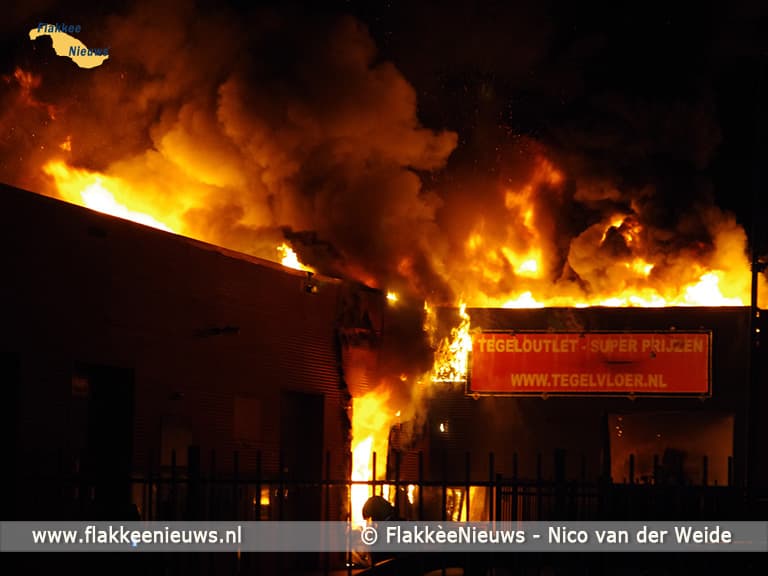 Uitslaande brand in bedrijfsverzamelgebouw