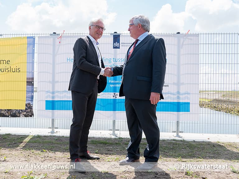 Officiële oplevering Flakkeese Spuisluis in de Grevelingendam