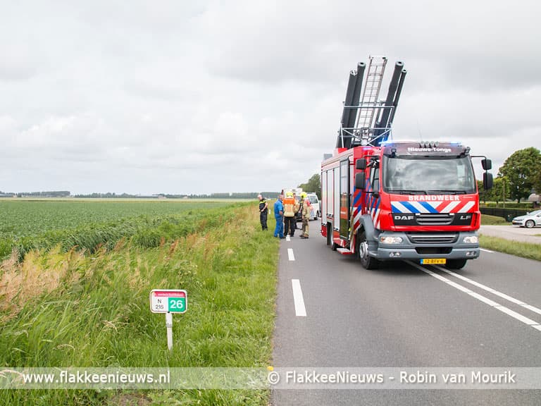 Voorbijgangers vinden auto in de sloot