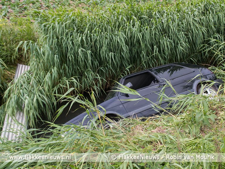 Voorbijgangers vinden auto in de sloot