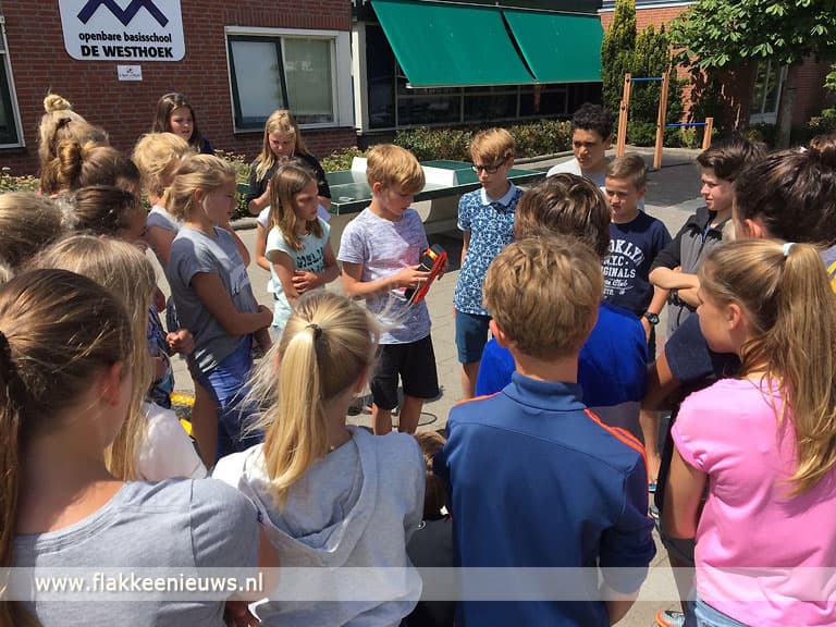 OBS de Westhoek ontvangt buitenspeelmateriaal van sponsoring