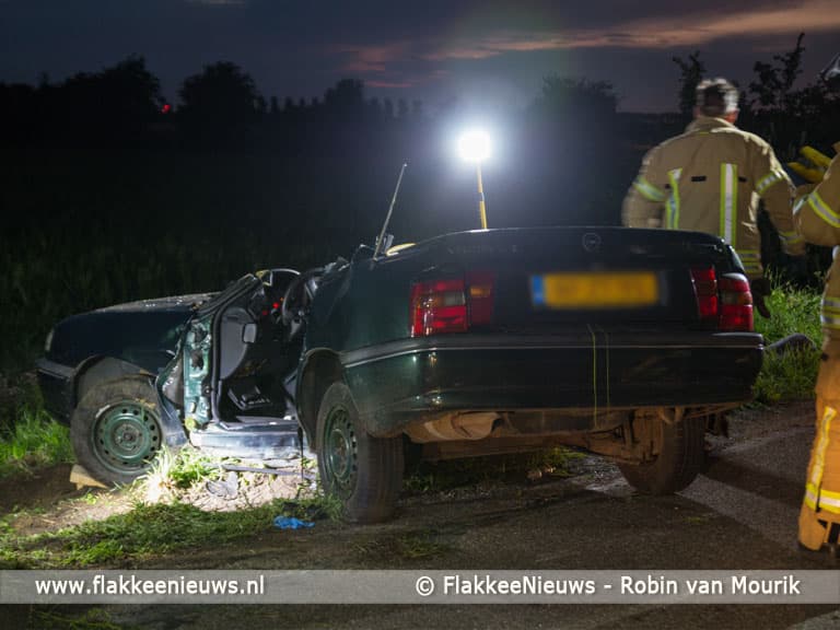 Zwaar gewonde bij aanrijding tegen boom