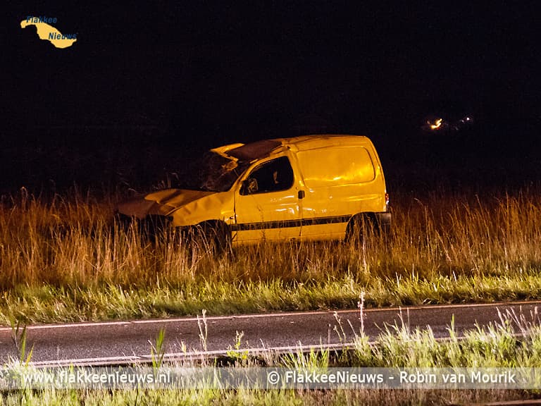 Bestelbusje over de kop op N59
