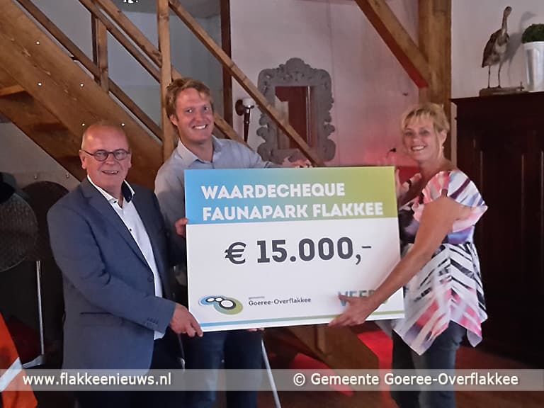 Gemeente en VEERO overhandigen cheque aan Faunapark Flakkee