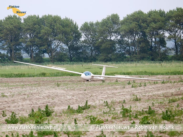 Zweefvliegtuig landt naast N57 bij Ouddorp