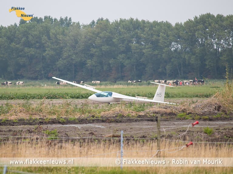 Zweefvliegtuig landt naast N57 bij Ouddorp