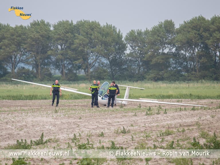 Zweefvliegtuig landt naast N57 bij Ouddorp