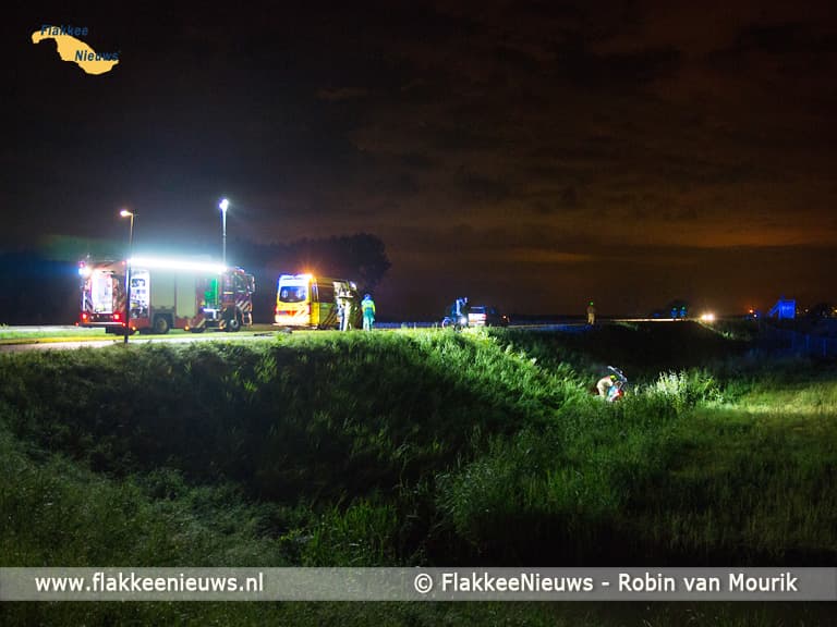 Hulpdiensten rukken uit voor auto naast de dijk