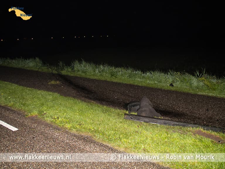 Hulpdiensten rukken uit voor auto naast de dijk