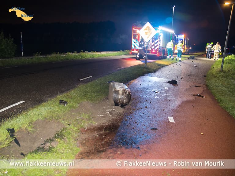 Hulpdiensten rukken uit voor auto naast de dijk