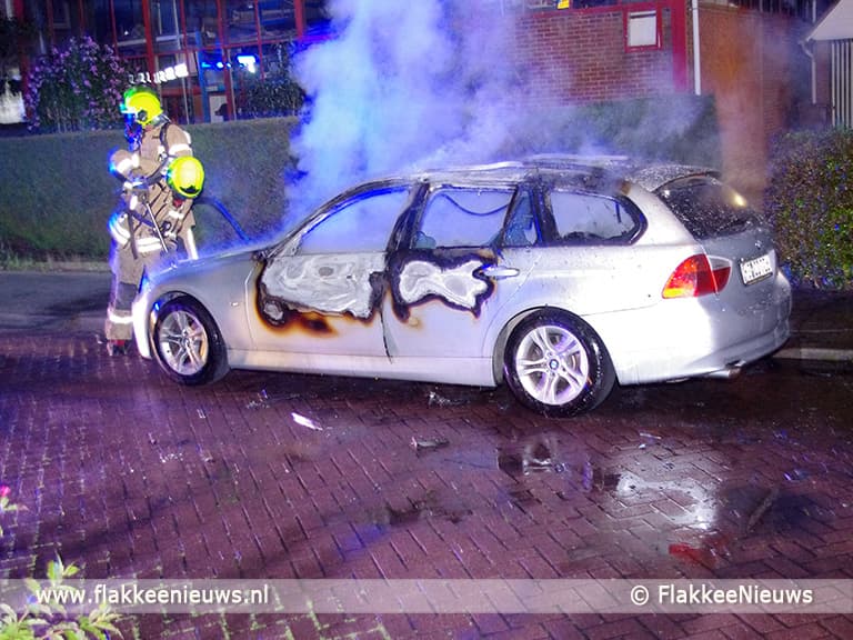 Auto met gestolen kentekenplaten in brand