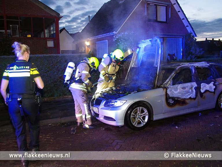 Auto met gestolen kentekenplaten in brand