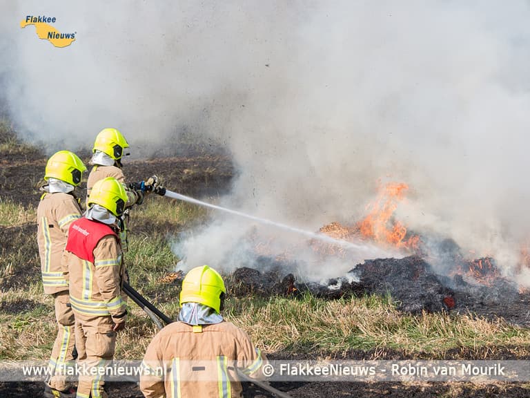 Stuk land in brand bij Achthuizen
